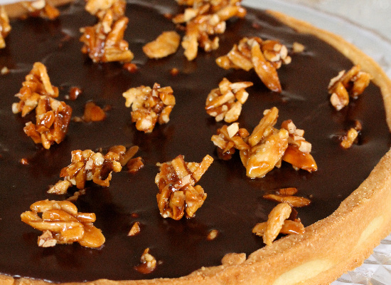 Tarte à la ganache au chocolat au lait d'amandes et amandes caramélisées