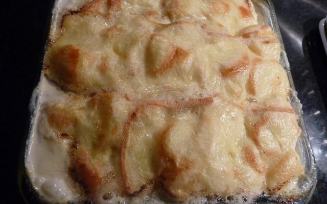 Gratin de pommes de terre, oignons, blanc de poulet et raclette