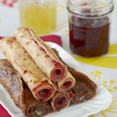 Crêpes chocolat et vanille confiture de framboises et marmelade de citrons Bonne Maman®