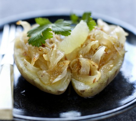 Princesse Amandine à la vapeur, compotée d'oignons doux aux cacahuètes, citron vert et coriandre