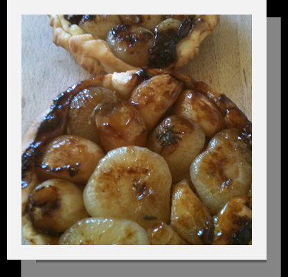 Tarte Tatin d'Ail aux petits oignons