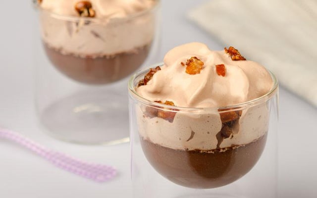 Crème au chocolat, nuage au chocolat, nuage de gianduja et craquant de noisettes