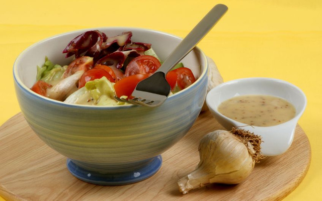 Vinaigrette à la moutarde à l'ancienne, à l'ail et au miel