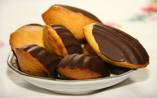 Madeleines en coques de chocolat