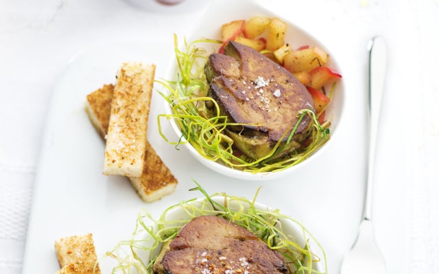 Foie gras poêlé aux pommes caramélisées
