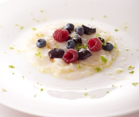 Carpaccio de Skrei de Norvège au citron combawa, fruits rouges en gelée
