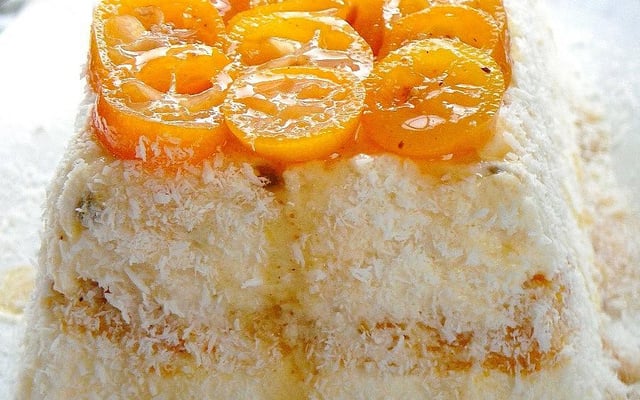 Bûche aux kumquats confits, coco passion, chocolat fleur d'oranger