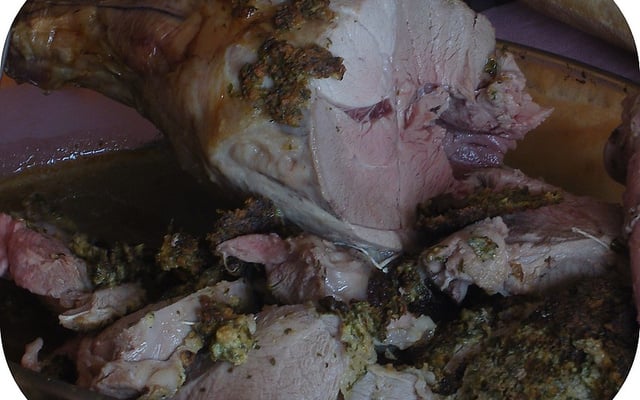 Gigot d'Agneau en croûte de moutarde, parmesan & herbes