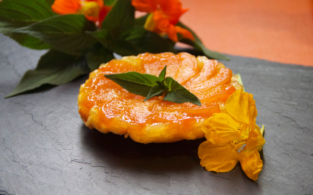 Tarte tatin à l'abricot, caramel fruits de la passion-sauge ananas