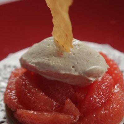 Sablé de pamplemousse confits, mousse aux dattes et caramel