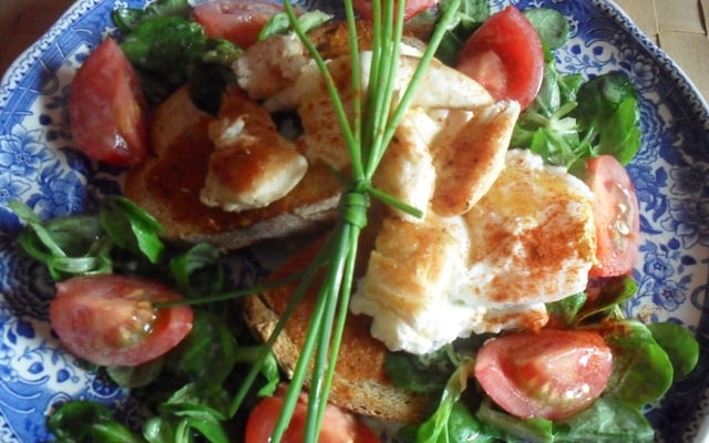 Salade gourmande aux aiguillettes de poulet et œuf poché