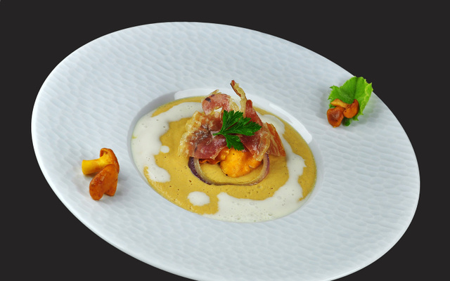 Velouté de girolles à la crème d'ail fumé et pancetta grillée