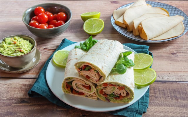 Wraps aux tranches végé haricots blancs, poivrons grillés, guacamole et salade