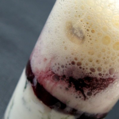 Panacotta de roquefort, neige de vin et émulsion de pain grillé