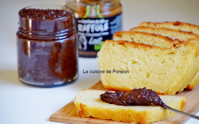 Pâte à tartiner au chocolat, confiture de lait cacao et noisettes