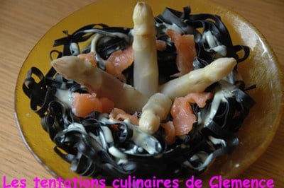 Fettucini à l'encre de seiche, asperges, saumon et safran