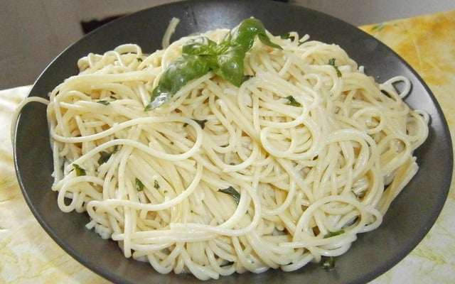 Spaghetti à l'ail, basilic et huile d'olive