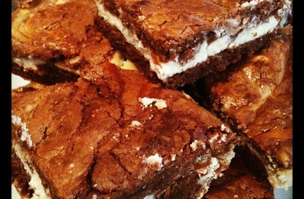 Duo de cheese-cake et brownie aux chocolats noir et blanc