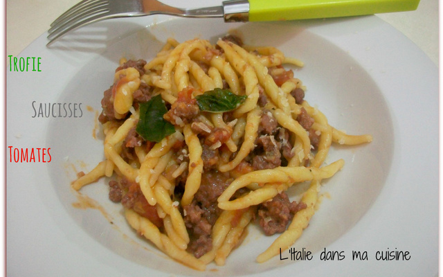 Trofie, saucisse et tomates