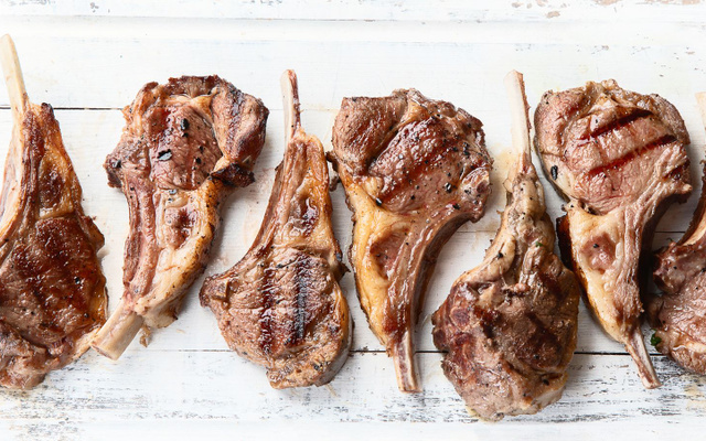 Côtes d'agneaux au barbecue