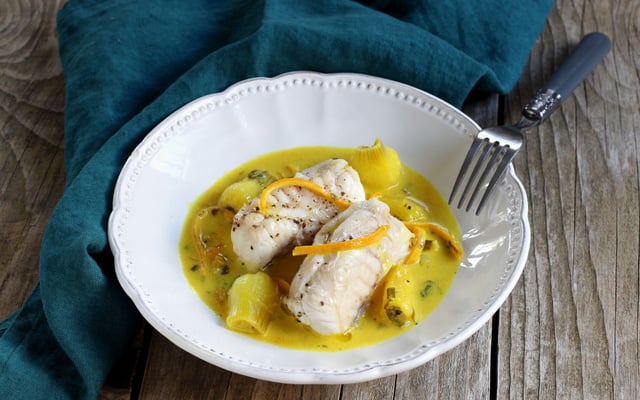 Lotte, sauce à l'orange et aux herbes fraîches