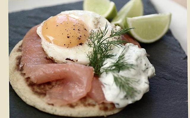 Blinis au saumon et œuf cocotte