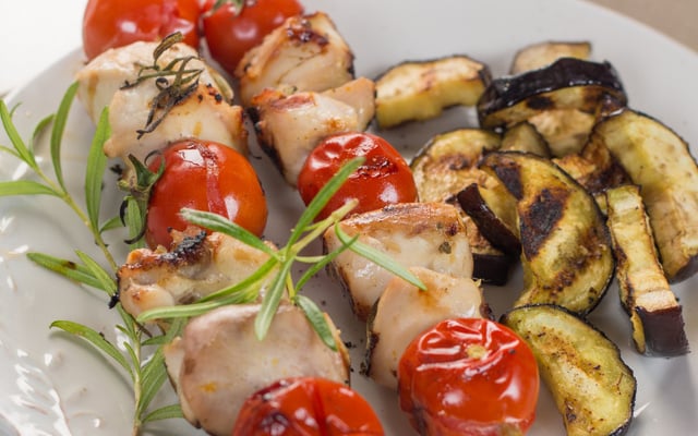 Brochettes de râbles de lièvre marinés au vermouth et romarin