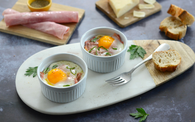 Œuf cocotte à la fondu de poireau et au jambon