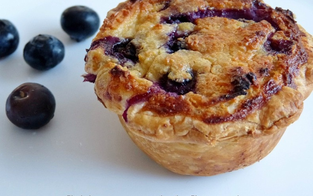 Gâteaux feuilletés à la crème d’amande et myrtilles