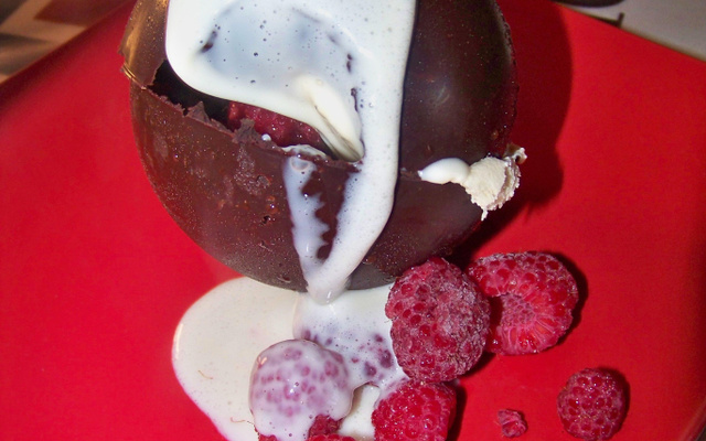 Sphère au chocolat, glace vanille, frmaboise et créme anglaise chaude
