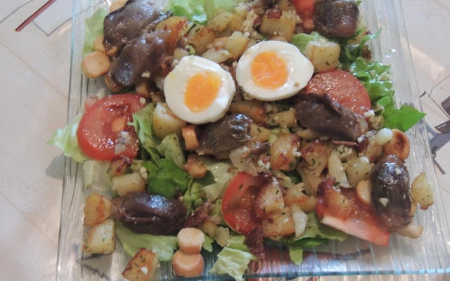 Salade gourmande aux gésiers confits et pommes sarladaises