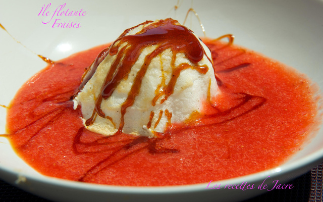 Île flotante sur soupe de fraises
