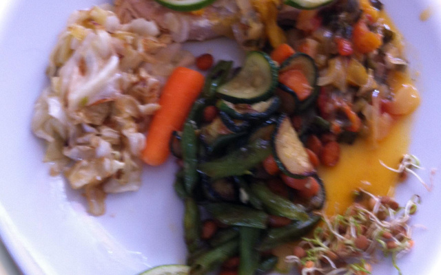 Coquelet farci au foie gras et ses deux pommes cuites au jus