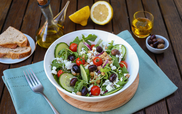 Salade aux pois chiches, fêta, roquette et olives noires