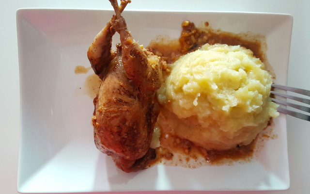 Cailles farcies aux fruits secs et purée de patates douces