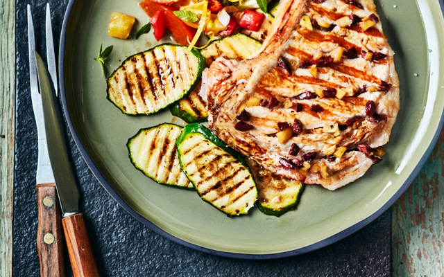 Côte de veau au barbecue, olives de Kalamata et citron confit, courgettes grillées et vinaigrette tomate-abricot