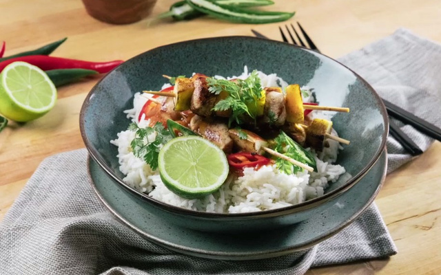 Brochettes de poulet et riz basmati sauce curry