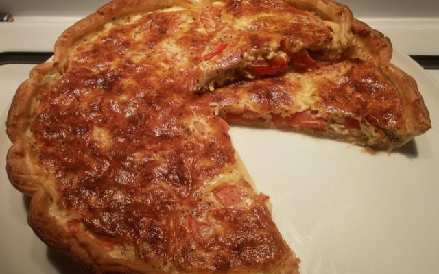 Tarte express au thon, tomate et fromage râpé