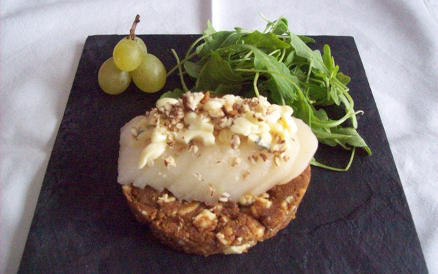 Tartelette de speculoos à la fourme d'ambert et poire