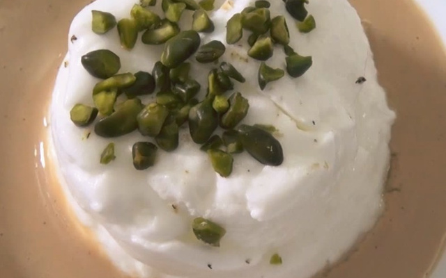 Îles flottantes au chocolat et pistaches concassées