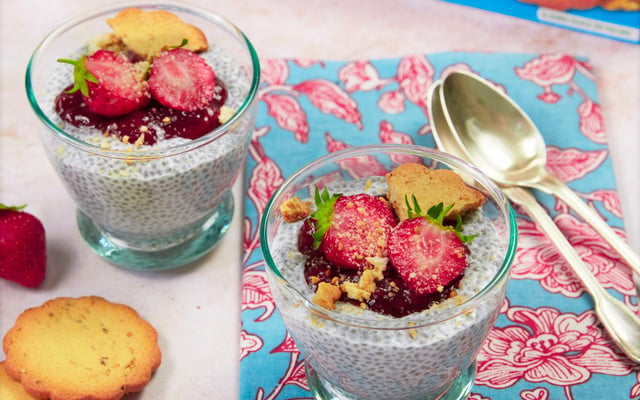 Porridge graines de chia aux fraises