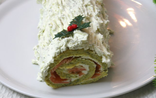Bûche de Noël salée au saumon fumé en trompe-l'œil