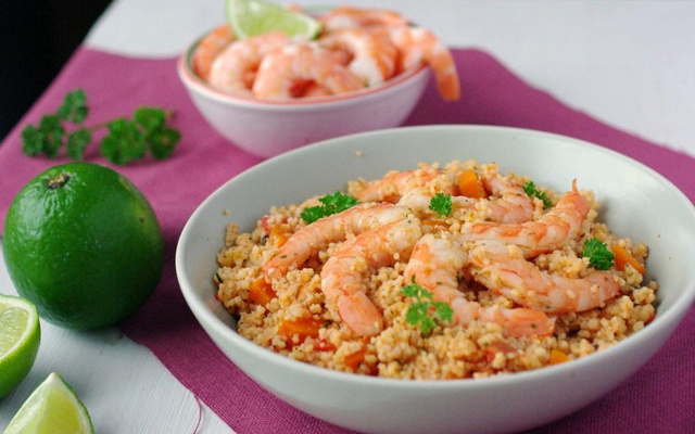 Couscous parfumé à la sauce tomate et aux crevettes