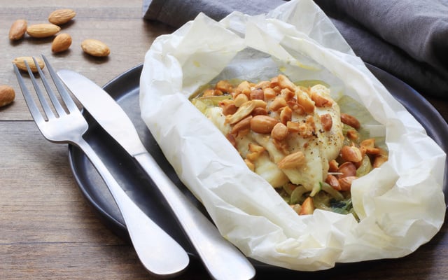 Papillotes de sole aux oignons et amandes