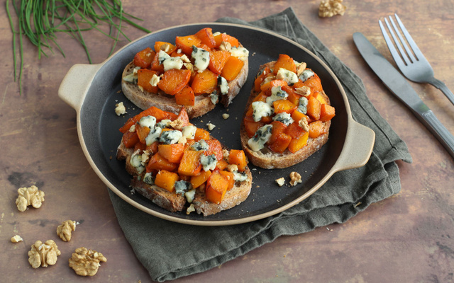 Tartines au potimarron rôti et roquefort