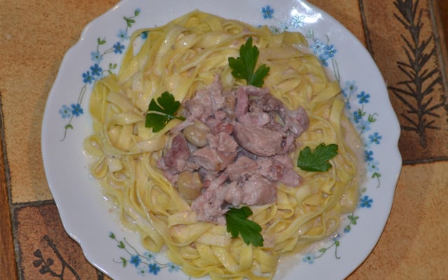 Faisan sur son nid de tagliatelles