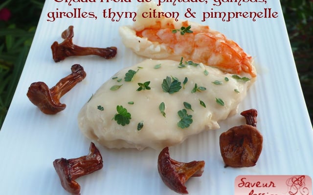 Chaud-froid de pintade aux herbes, gambas, girolles