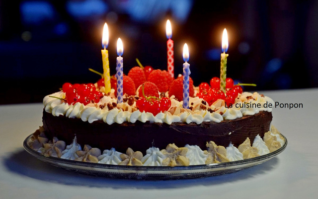Gâteau magique au chocolat, chantilly et fruits rouges