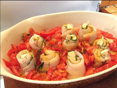 Filets de sabre roulés et leurs tomates cuits au four