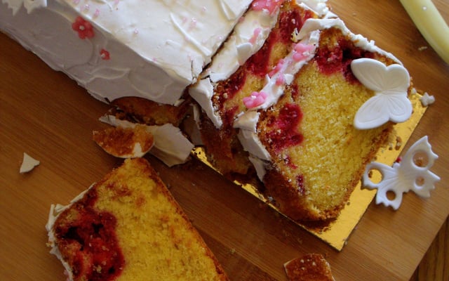 Cake aux framboises et glaçage royale citron (sans gluten)